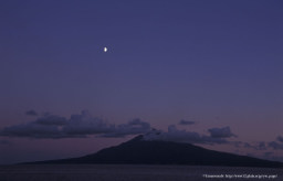 利尻島・利尻富士と月